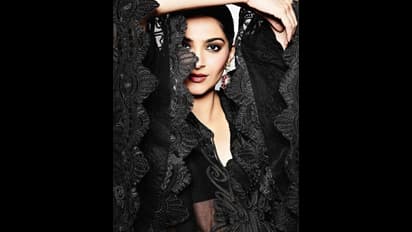 Sonam BabyBumps Photos: ట్రాన్సఫరెంట్‌ బ్లాక్‌లో బేబీబంమ్స్ తో సోనమ్‌ హాట్‌ పోజులు.. సమంత ఫిదా 