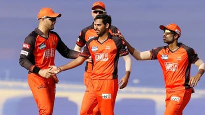 ஐபிஎல்லின் முதல் இந்திய ஃபாஸ்ட் பவுலர்.. புவனேஷ்வர் குமார் அபார சாதனை