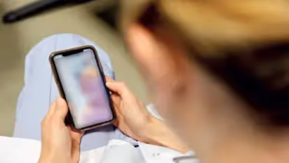 ಪತ್ನಿಯ ನಗ್ನಚಿತ್ರ ಸೆರೆಹಿಡಿದು ಸ್ನೇಹಿತರಿಗೆ ಕಳುಹಿಸಿದ ಪತಿ..!