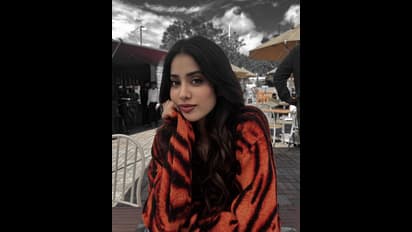 নিতম্ব ফ্লন্টস করে শরীরী মোচড়, পাহাড়ের কোলে উটিতে খোশমেজাজে ধরা দিলেন শ্রী-কন্যা