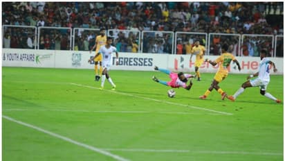 Santosh Trophy : വംഗ വീര്യത്തെ തുരത്തിയോടിച്ച് കേരളം; കരുത്തരുടെ പോരില് മിന്നും വിജയം