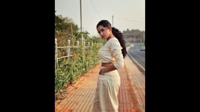 ‘ஆள விடுங்கடா’னு வேகமாக காரில் ஏறிய நடிகை... டயரில் காற்றை புடுங்கிவிட்டு ரசிகர்கள் ரகளை செய்ததால் பரபரப்பு