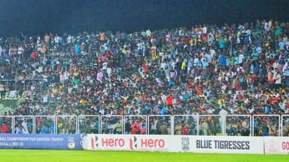 Santosh Trophy : കേരളത്തിന്റെ കരുത്ത് ആരാധകര്; ബംഗാളിനെതിരെ മത്സരഫലം തീരുമാനിക്കുക പന്ത്രണ്ടാമന്