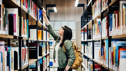 UGC ने कहा- पाक में पढ़ने वाले इंडियन स्टूडेंट्स को देश में नहीं मिलेगी नौकरी, हायर एजुकेशन पर भी लगाई रोक