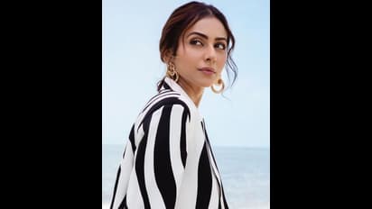 Rakul Preet Photos : చారల సూట్ లో రకుల్ ప్రీత్ స్టన్నింగ్ స్టిల్స్.. కుర్రాళ్లు ఫిదా అయ్యేలా గ్లామర్ షో..