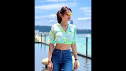 ক্রপ টপে বেরিয়ে রয়েছে ফ্ল্যাট অ্যাবস, ঈশানের মাম্মার চাবুক ফিগারে চোখ আটকে ভক্তদের