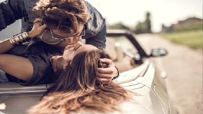 ఛీ.. కదులుతున్న కారుపై ప్రేమజంట చేస్తున్న పనికి.. మండిపడుతున్న నెటిజన్లు..