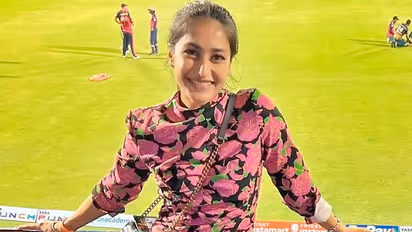 खिलाड़ी पति को चीयर करनी पहुंची वाइफ की ड्रेस सुर्खियों में, खूबसूरती में अनुष्का-नताशा को दे रहीं मात