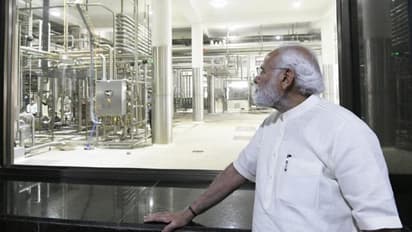 প্রধানমন্ত্রী মোদী গুজরাটে জনপ্লাবনে ভাসলেন , ছবিতে দেখুন বনস ডেয়ারি উদ্ধোধন 