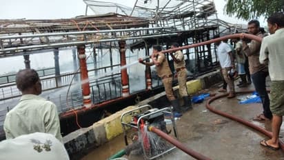 അറ്റകുറ്റപ്പണിക്കായി വെൽഡിങ് ചെയ്യുന്നതിനിടെ തീപിടിച്ച് ഹൗസ് ബോട്ട് നശിച്ചു