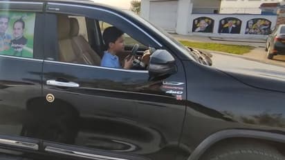 പൊതു റോഡില്‍ ഫോര്‍ച്യൂണര്‍ ഓടിച്ച് ഏഴ് വയസുകാരന്‍, തലയില്‍ കൈവച്ച് ജനം!