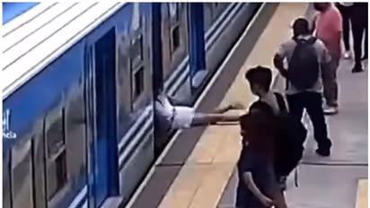 ഓടുന്ന ട്രെയിനിന് അടിയിലേക്ക് ബോധരഹിതയായി വീണു, അത്ഭുകരമായി രക്ഷപ്പെട്ട് യുവതി -വീഡിയോ