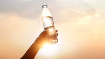 കുടിക്കാൻ വെള്ളക്കുപ്പികളിൽ ആസിഡ് കൊടുത്തു; ലാഹോറിൽ റെസ്റ്റോറന്റ് മാനേജർ അറസ്റ്റിൽ, ദുരൂഹത