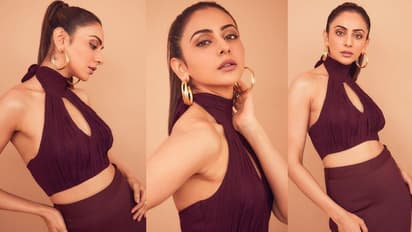 Rakul Preeth: టాపు లేపిన రకుల్ ప్రీత్.. స్కర్ట్ కి జాకెట్ కి గ్యాప్ ఇచ్చి టెంపరేచర్ పెంచేస్తున్న బోల్డ్ బ్యూటీ