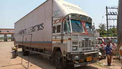 ಚಾಲಕನಿಲ್ಲದೇ ಚಲಿಸಿದ ಕಂಟೈನರ್ ಲಾರಿ: ತಪ್ಪಿದ ಭಾರೀ ಅನಾಹುತ