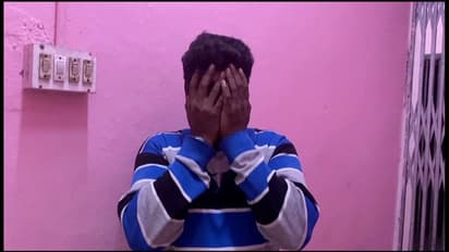 தேனியில் பட்டப்பகலில் நிர்வாணமாக சாலையில் வாக்கிங் சென்ற போதை ஆசாமி