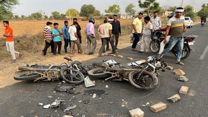 राजस्थान के सीकर में भयानक एक्सीडेंट : खून से लथपथ सड़क पर तड़पते रहे युवक, न एंबुलेंस पहुंची, न पुलिस