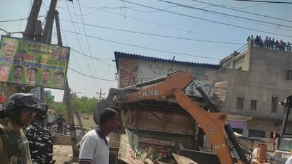  हापुड़ के बाद अब मऊ में चला बाबा का बुलडोज़र, दुकानदारों ने प्रशासन पर मढ़ा बड़ा आरोप