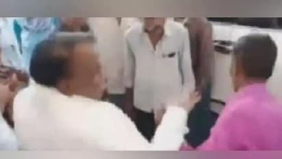 சாலை வசதி கேட்ட இளைஞருக்கு பளார்... வெறித் தனத்தை காட்டிய காங் எம்எல்ஏ.