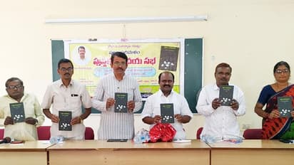 కోడం కుమార్ ‘‘ పూల పరిమళం ’’ పుస్తకాన్ని ఆవిష్కరించిన ప్రొఫెసర్ బన్న ఐలయ్య