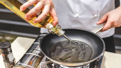 বাড়িতে রোজ তেল ব্যবহার করেন? সপ্তাহের এই বারগুলিতে তেলের ব্যবহারে হতে পারে চরম ক্ষতি