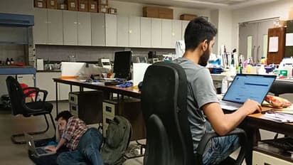 प्रोफेसर ने शेयर की IIT मुंबई के स्कॉलर की फोटो, ऐसा क्या है इस तस्वीर में इंटरनेट में हो गई वायरल