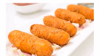 నోరూరించే స్పైసీ చికెన్ కీమా బుల్లెట్స్ స్నాక్ రెసిపీ.. ఇలా చేస్తే టెస్ట్ అదిరిపోతుంది!