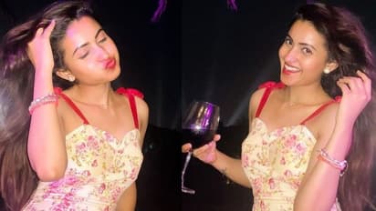 Deepika Pilli: వైన్ కిక్ లో దీపికా సూపర్ హాట్ ఫోజులు... షార్ట్ స్కర్ట్ ధరించి నైట్ పార్టీలో యంగ్ యాంకర్ రచ్చ 