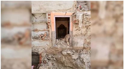 300വർഷം പഴക്കമുള്ള ക്ഷേത്രമുൾപ്പെടെ ബുൾഡോസർ ഉപയോ​ഗിച്ച് പൊളിച്ചു; ആരോപണ പ്രത്യാരോപണവുമായി കോൺ​ഗ്രസും ബിജെപിയും