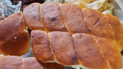 नान बनाते समय लार का कर रहा था उपयोग, यूपी के गाजियाबाद का यह वीडियो देख आप नान खाना छोड़ देंगे