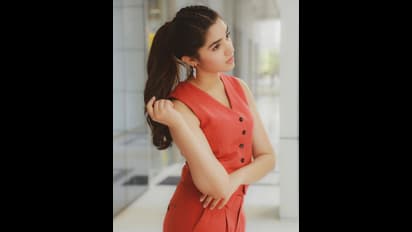 Krithi Shetty Photos : స్టైలిష్ లుక్ లో యంగ్ బ్యూటీ గ్లామర్ షో.. కృతి శెట్టి స్టన్నింగ్ స్టిల్స్..