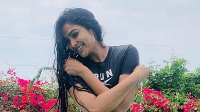 Divi Vadthya: సోయగాల సొర చేప ఒడ్డున పడ్డట్లు.. తడి అందాలు ఆరబోస్తూ జలకాలాడుతున్న దివి 