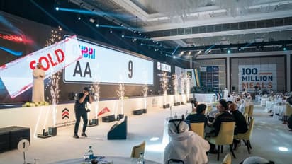 ரூ.70 கோடிக்கு ஏலம் போன நம்பர் பிளேட்...! அப்படி என்ன அதிசயம் அந்த நம்பர் பிளேட்டில்...?