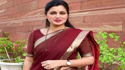 14 ದಿನ ಯಾಕೆ, 14 ವರ್ಷ ಜೈಲಿನಲ್ಲಿರ್ತೇನೆ: ಹನುಮಾನ್ ಚಾಲೀಸಾ ಹಿಡಿದೇ ಆಸ್ಪತ್ರೆಯಿಂದ ಹೊರಬಂದ ನವನೀತ್ ರಾಣಾ!