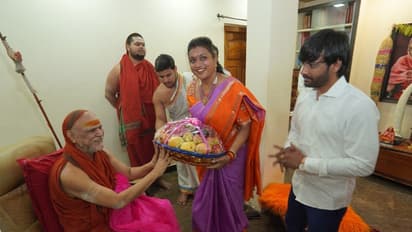 విశాఖలో స్వరూపానంద ఆశీస్సులు తీసుకున్న మంత్రి ఆర్కే రోజా (ఫోటోలు)