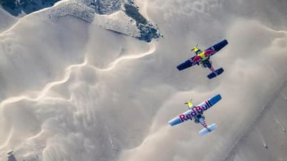 ಹಾರುವಾಗಲೇ 2 ಪೈಲಟ್‌ಗಳು ಒಂದರಿಂದ ಇನ್ನೊಂದಕ್ಕೆ ಜಂಪ್‌