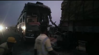 పల్నాడులో ఘోర రోడ్డుప్రమాదం... లారీని ఢీకొన్న ట్రావెల్స్ బస్... ఒకరు మృతి, 20మందికి గాయాలు