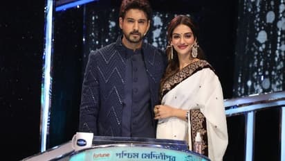 স্বামী-স্ত্রী হিসেবে দাদার সামনে নুসরত-যশ, সঙ্গে লোপামূদ্রা থেকে বাবুল- একাধিক হিট জুটি