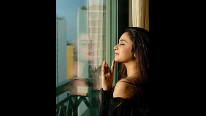 துபாய் மெயின் ரோட்டில் பளீச் என தொடை தெரிய போஸ் கொடுத்து... கிளாமருக்கு கிரீன் சிக்னல் காட்டிய பிரியங்கா மோகன்