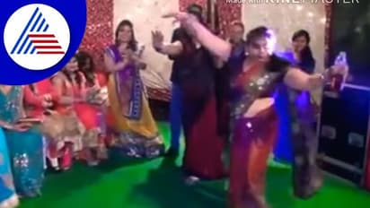 ಕೈಯಲ್ಲಿ ಬಾಟಲಿ ಹಿಡಿದು ನೆಲದಲ್ಲಿ ಬಿದ್ದು ತೂರಾಡುತ್ತಾ ಆಂಟಿ ಡಾನ್ಸ್