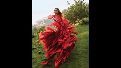 Janhvi Kapoor bold pics: ఉప్పొంగిన జాన్వీ కపూర్‌ అందాలు.. మేగజీన్‌ కోసం హద్దులు చెరిపేసిన స్టార్‌ కిడ్‌