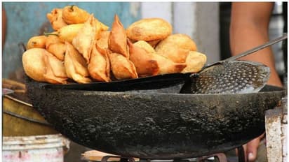 इस रेस्तरां के टॉयलेट में 30 सालों से बन रहा था समोसा-स्नैक्स , खाने वालों की लगती थी भीड़