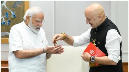 മോദിയെ സന്ദർശിച്ച് അനുപം ഖേർ, അമ്മ നൽകിയ രുദ്രാക്ഷമാല സമർപ്പിച്ചു