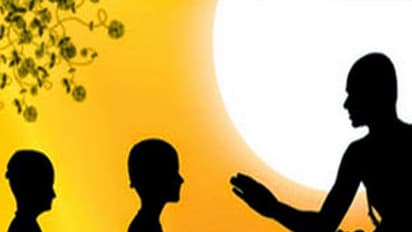 गुरु ने शिष्य को सुखी व्यक्ति का जूता लाने को कहा, शिष्य कई लोगों से मिला और आश्रम जाकर बताई ये बात