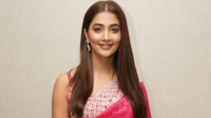 Pooja Hegde: రెడ్ శారీ అందాల బుట్టబొమ్మ.. స్లీవ్ లెస్ బ్లౌజ్ లో మైమరపిస్తున పూజా హెగ్డే 