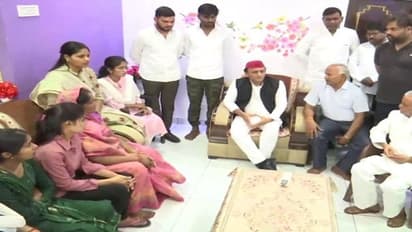 अमेठी में महिला दरोगा की मौत के बाद पीड़ित परिवार से मिले अखिलेश यादव, बोले- जातिगत भेदभाव का शिकार हो गई बेटी