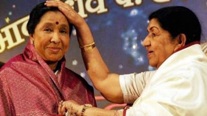 'কারও কথা শোনেনি গায়ে ধুম জ্বর নিয়েও কাজে গিয়েছিল', লতা মঙ্গেশকরের স্মৃতিচারণায় আশা