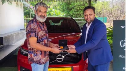 'മൂന്നാറും' കീശ നിറച്ചു; മൂന്നാമത്തെ ആഡംബരക്കാറും ഗാരേജിലാക്കി രാജമൗലി!