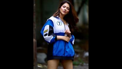 ఇంత బోల్డ్ గా ఆ క్రికెటర్ కోసమే.. జాకెట్ జిప్ ఓపెన్ చేసి రెచ్చిపోయిన తెలుగు బ్యూటీ, వల్గర్ కామెంట్స్ 