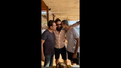 KGF 2 success Party : அஜித்தின் பஞ்ச் வசனத்துடன் கூடிய கேக் வெட்டி... கே.ஜி.எஃப் 2 வெற்றியை கொண்டாடிய யாஷ் 